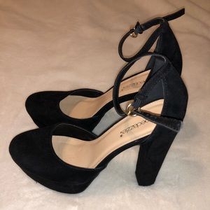 Shoe dazzle black heels